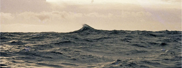 Riesenwelle, die von Deck der RV Cape Henlopen im Nordatlantik aufgenommen wurde.