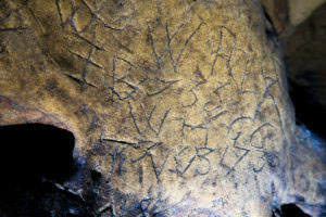 Weitere „Witch Marks“ an den Höhlenwänden der Creswell-Crags. Copyright: Creswell Heritage Trust