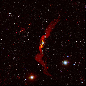 Die Radiogalaxie 3C31 offenbart in Beobachtungen mit LOFAR (dargestellt in rot) eine beachtliche Ausdehnung von mehr als 3 Millionen Lichtjahren. Copyright: Dr. Volker Heesen (Hamburger Sternwarte, Universität Hamburg) / LOFAR Surveys Team