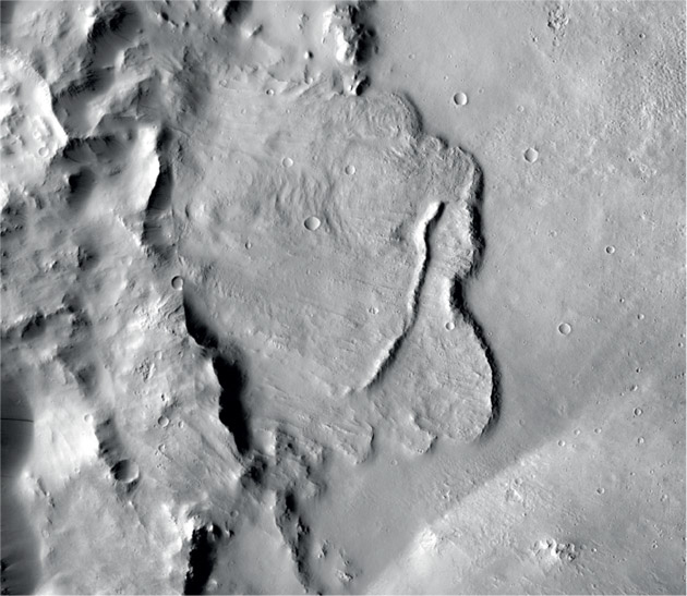 Blick auf den Grund eines tiefen Marskraters mit Anzeichen einstigen Wassers. Erläuterungen dazu finden Sie anhand der folgenden Abbildung. Copyright NASA/JPL-Caltech/MSSS