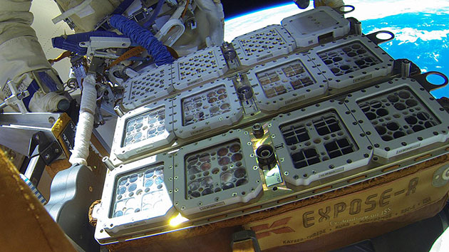 Blick auf die Expositionsplattform EXPOSE-R der BIOMEX-Versuchsanordnung außerhalb der Internationalen Raumstation ISS. Copyright: ESA/ROSCOSMOS