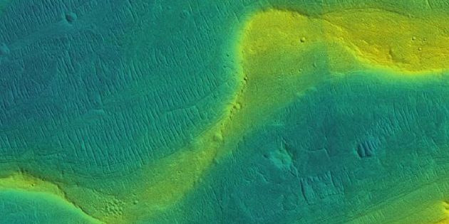 Satellitenaufnahme (Mars Reconnaissance Orbiter) des Flussbettes eines einstigen Marsflusses mit farbkodierter Höhenabbildung des Gelände (blau = niedrig, gelb = hoch). Copyright: NASA/JPL/Univ. Arizona/UChicago