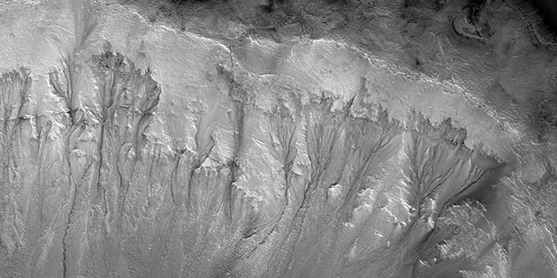 Eine neue Studie sieht in diesen sog. Recurrent Slope Linae (RSL) an Kraterwänden auf dem Mars Rinnsale von austretendem Tiefengrundwasser. Copyright: NASA/JPL/University of Arizona