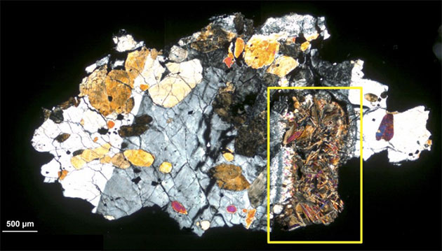 Scheibenschnitt durch den Mars-Meteoriten ALH-77005 mit der hervorgehobenen Schmelztasche, in der laut einer aktuellen Analyse Mikrostrukturen vermutlich von Bakterien hinterlassen wurden. Copyright/Quelle: Gyollai et al.