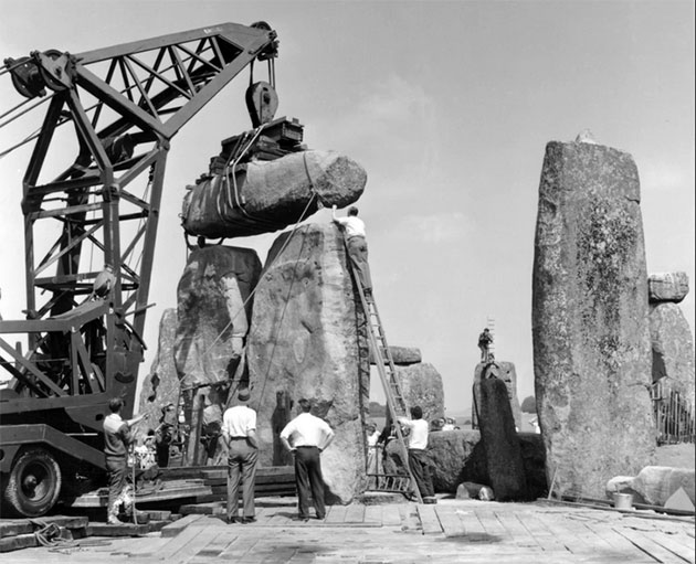 Foto der archäologischen Restaurierung einiger Stonehenge-Steine im Jahr 1958. Copyright/Quelle: Historic England Archive