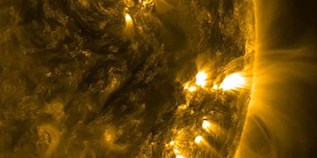 Zwei aktive Regionen der Sonne, beobachtet mit dem Solar Dynamics Observatory im extremen UV-Licht. Geladene Teilchen folgen den Magnetfeldlinien und machen diese als Bögen sichtbar. Copyright: NASA/GSFC/Solar Dynamics Observatory
