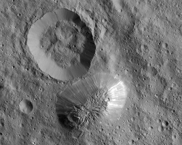 Draufsicht auf Ahuna Mons. Copyright: NASA/JPL-Caltech/UCLA/MPS/DLR/IDA
