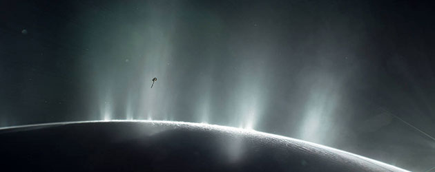 Künstlerische Darstellung des Fluges der Cassini-Sonde durch die Eiswasserfontänen des Saturnmondes Enceladus. (Bei dem Bild handelt es sich um ein Komposit aus Echtaufnahmen der Fontänen und einer Abbildung der NASA-Sonde.) Copyright: NASA