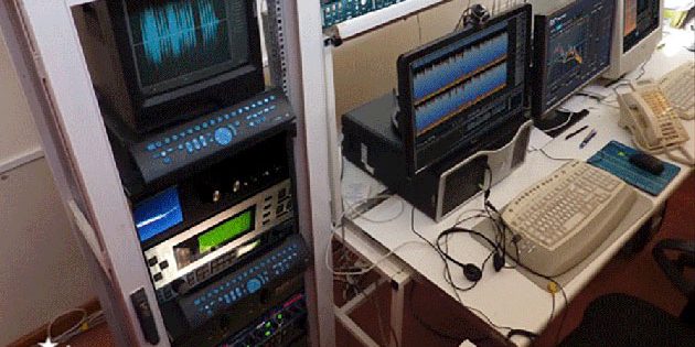 Blick auf das QSC-Kommunikationszentrum von SETI-Kingsland. In der Bildbeschreibung heißt es: „Während der Suche muss ein Operateur anwesend sein, um in Echtzeit kommunizieren zu können. Das Signal-Rausch-Verhältnis wird durch Rauschunterdrückung verbessert.“ Copyright/Quelle: SETI Kingsland