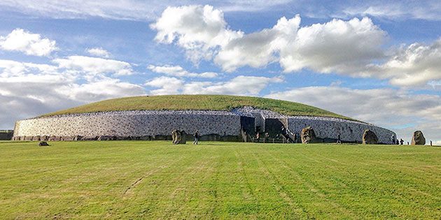 Das imposante Hügelgrab von Newgrange ist älter Stonehenge und die Pyramiden. Copyright: ucd.ie