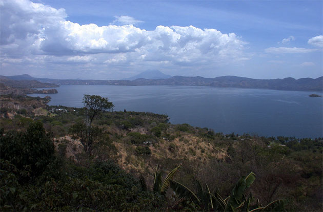 Blick auf die Caldera des Ilopango in El Salvador. Im Hintergrund ist der San-Vicente-Stratovulkan zu sehen. Die hellen Ablagerungen im Vordergrund stammen von der Eruption im Jahre 539. Copyright: Armin Freundt/GEOMAR.