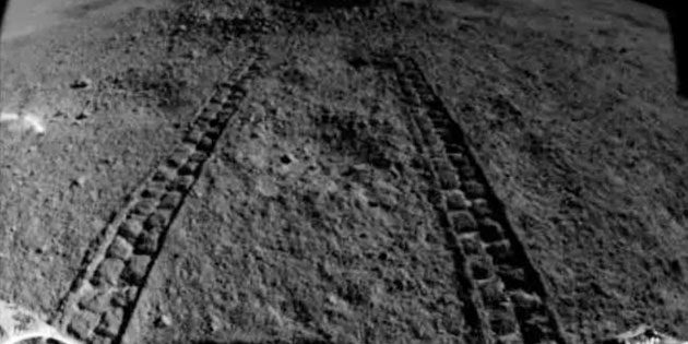 Blick über die Mondoberfläche durch die Kamera des chinesischen Mond-Rovers „Yutu-2“ bei der Anfahrt auf den Krater, in dem nun eine mysteriöse Substanz entdeckt wurde. Copyright: CNSA / China Lunar Exploration Project