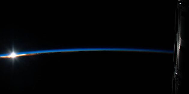 Die ersten Sonnenstrahlen offenbaren die blau-schimmernde Atmosphäre über Indonesien aus Sicht der Internationalen Raumstation (ISS). Copyright: NASA