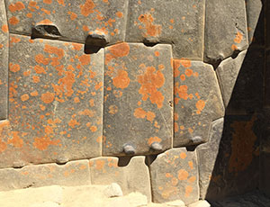 Das beeindruckend unregelmäßige aber perfekt ineinandergreifende Mauerwerk von Machu Pichu. Copyright: Terri Cook and Lon Abbott / geosociety.org