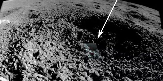 Blick des Rovers auf die „ungewöhnliche Substanz“ im Innern eines Kraters auf der Rückseite des Mondes. Im Vordergrund sind die Fronträder des Rovers zu erkennen. Copyright: CNSA/CLEP