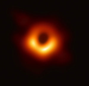 Das erste Bild des supermassereichen Schwarzen Lochs im Zentrum der Galaxie „Messier 87“ ist zugleich die erste direkte Abbildung eines Schwarzen Lochs überhaupt.Klicken Sie auf die Bildmitte, um zu einer vergrößerten Darstellung zu gelangen. Copyright: Event Horizon Telescope (EHT Collaboration)