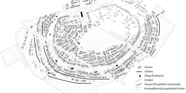 Archäomagentischer Plan der Tripolye-Siedlung Maidanetske (Ukraine) aus der Zeit zwischen ca. 3950 und 3650 v. Chr. Ca. 3000 Häuser und zugehörige Gruben waren in konzentrischen Reihen um einen leeren Platz gruppiert und von einem Graben umgeben. Die kupferzeitlichen Versammlungshäuser (schwarz) sind in regelmäßigen Abständen an unterschiedlichen Stellen im öffentlichen Raum der Siedlung platziert. Copyright/Quelle: Umzeichnung René Ohlrau, Institut für Ur- und Frühgeschichte, Christian-Albrechts-Universität zu Kiel