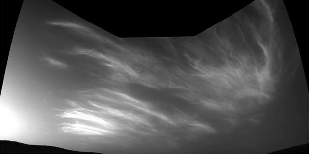 Symbolbild: Wolken am Himmel über dem Mar-Krater Gale. Fotografiert vom NASA-Rover „Curiosity“ am 17. Mai 2019. Copyright: NASA/JPL-Caltech