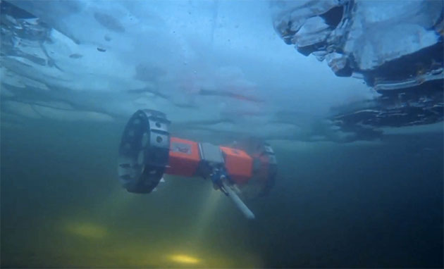 Der Untereis-Wasser-Rover „BRUIE“ hier bei einem ersten Test in Alaska (2015). Copyright: NASA/JPL