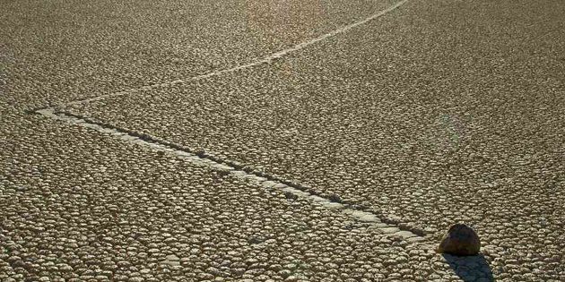 Archivbild: Ein gewanderter Stein im kalifornischen Death Valley Copyright: Jon Sullivan, gemeinfrei