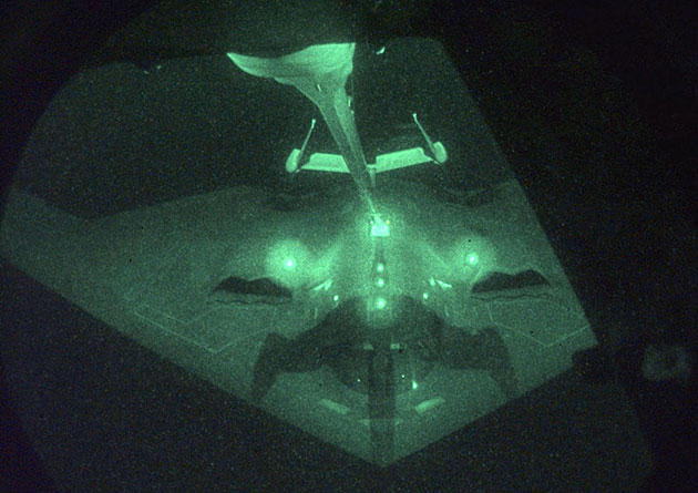 Eine Tarnkappenbomber vom Typ B-2 wird nach einem Einsatz über Jugoslawien luftbetankt. Copyright: USAF/Gemeinfrei
