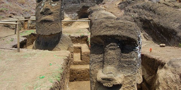Die beiden bei Ausgrabungen im Steinbruch Rano Raraku auf der Osterinsel entdeckten Moai. Copyright: Easter Island Statue Project