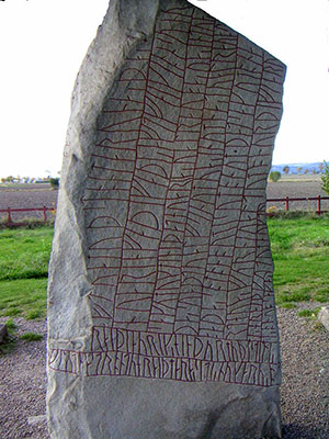 Komplettansicht des Rök-Runensteins. Copyright: Bengt Olof Åradsson (via WikimediaCommons) / CC BY-SA 2.5