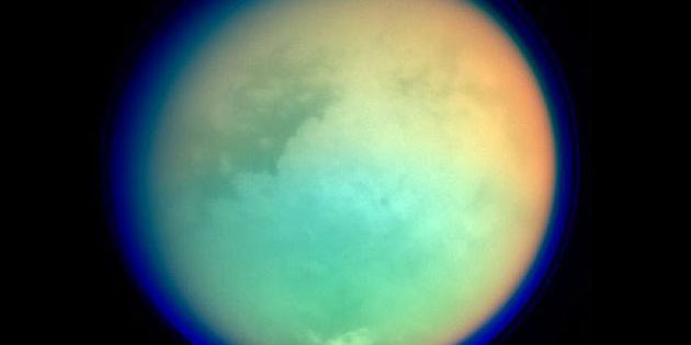Blick auf den von einer dichten Atmosphäre umgebene größte Saturnmond, Titan. Copyright: NASA/ESA