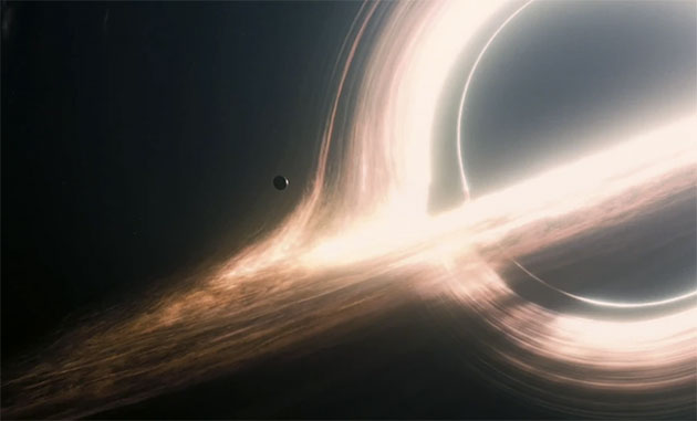 Symbolbild: Ein Planet umkreist ein supermassereiches Schwarzes Loch, Filmszene aus “Interstellar“. Copyright: Paramount/Warner Brothers/The Kobal Collection