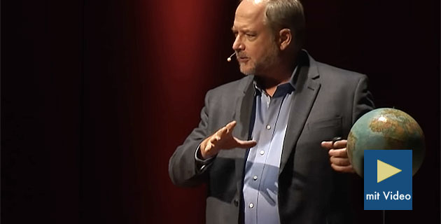 Roger Gilbertson während seines TEDx-Vortrags „The Unusual Earth Orbit Circling Above Our Ancient Past“. Copyright: TEDx