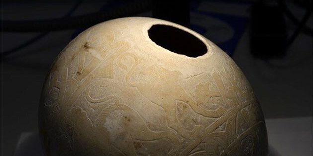 Ein dekoriertes Ei aus dem Isis-Grab, Vulci, Italien, wird untersucht. Copyright: Tamar Hodos, Universität Bristol / British Museum