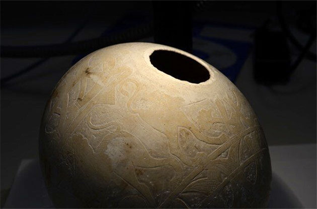 Ein dekoriertes Ei aus dem Isis-Grab, Vulci, Italien, wird untersucht. Copyright: Tamar Hodos, Universität Bristol / British Museum