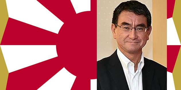 Der amtierenden japanische Verteidigungsminister Taro Kono vor dem Hintergrund der Flagge der japanischen Selbstverteidigungsstreitkräfte. Quelle/Copyright: mofa.go.jp (Collage: grewi.de)