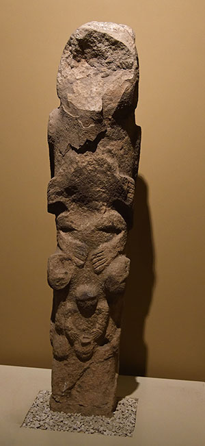 Totempfahl mit anthropomorphen Darstellungen aus Göbekli Tepe. Copyright: Dosseman (via WikimediaCommons) / CC BY-SA 3.0