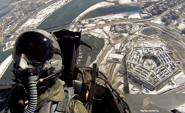 Symbolbild: Air-Force-Jet über dem Pentagon. Copyright: Gemeinfrei