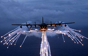 Eine Lockheed MC-130 stößt sog. Flares aus. Copyright: gemeinfrei