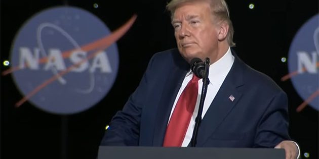 US-Präsident Donald Trump während seiner Rede zum Start des bemannten SpaceX-Raumfrachters „Dragon“ am 30. Mai 2020. Copyright: NASA