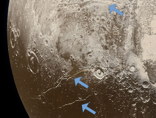 Dehnungsfalten auf der Oberfläche von Pluto (siehe Pfeile) weisen auf eine Ausdehnung der eisigen Kruste des Zwergplaneten hin, die auf das Einfrieren eines unterirdischen Ozeans zurückzuführen sind. Copyright: NASA / Labor für Angewandte Physik der Johns Hopkins University / Southwest Research Institute / Alex Parker