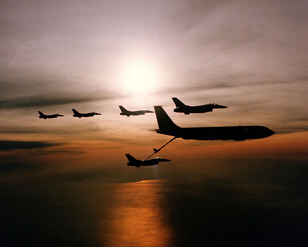 Archivbild: Betankungsmanöver mit fünf F-16 Kampfjets und einem KC-135 Stratotanker der US Air Force. Copyright: defenseimagery.mil (Gemeinfrei)