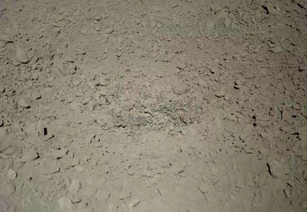 Nahaufnahme der glitzernden Materials in einem kleintsen Krater auf der Rückseite des Mondes. Copyright: CNSA/CLEP