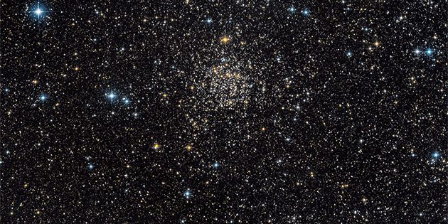 Der alte, auch als “Carolines Rose” bezeichnete sog. offenen Sternenhaufen “NGC 7789”. Er befindet sich rund 8.000 Lichtjahre entfernt im Sternbild “Cassiopeia” und beinhaltete Weiße Zwergsterne mit ungewöhnlich großen Sternenmassen. Copyright Guillaume Seigneuret and NASA