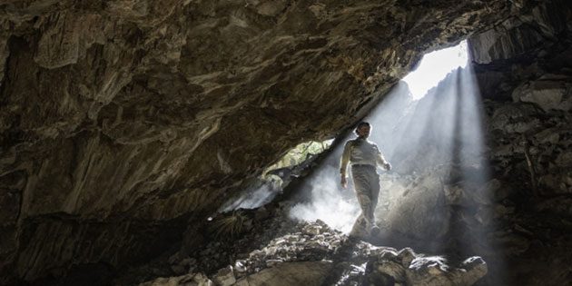 Die Archäologin Dr. Lorena Becerra-Valdivia im Eingang der zentralmexikanischen Chiquihuite-Höhle. Copyright: Devin A. Gandy