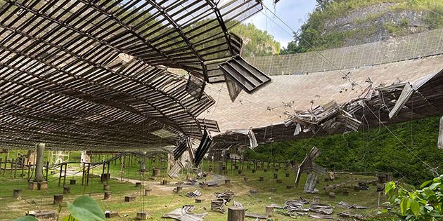 Der von einem gerissenen Kabeln geschlagenen Schaden in der Antennenschüssel des Radioteleskops von Arecibo. Copyright: UCF