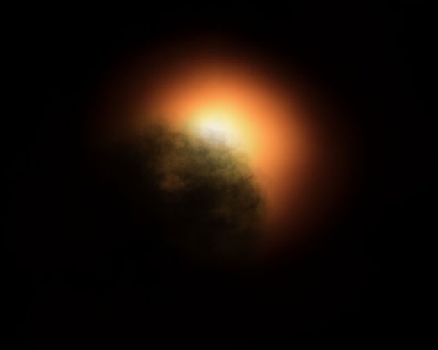 Künstlerische Darstellung des durch eine Staubwolke teilweise abgedunkelten Roten Überriesen Beteigeuze (Illu.). Copyright: NASA, ESA, and E. Wheatley (STScI)