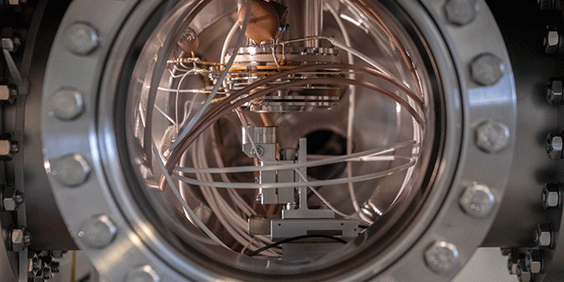 Ansicht des ORIGIN-Instruments im Innern einer Testkammer. Copyright: Universität Bern, Vera Knöpfel