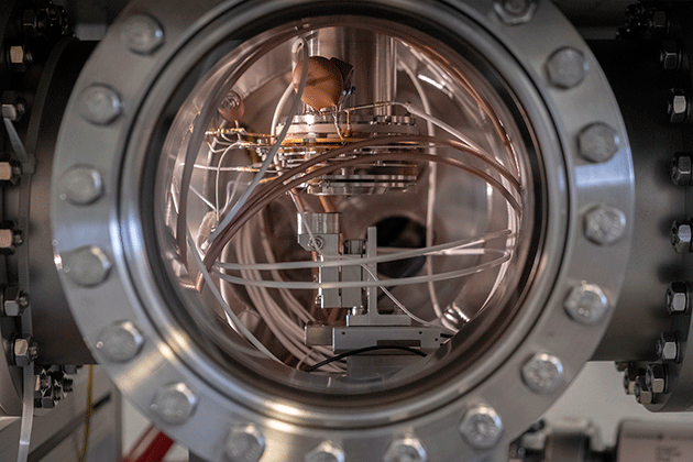 Ansicht des ORIGIN-Instruments im Innern einer Testkammer. Copyright: Universität Bern, Vera Knöpfel