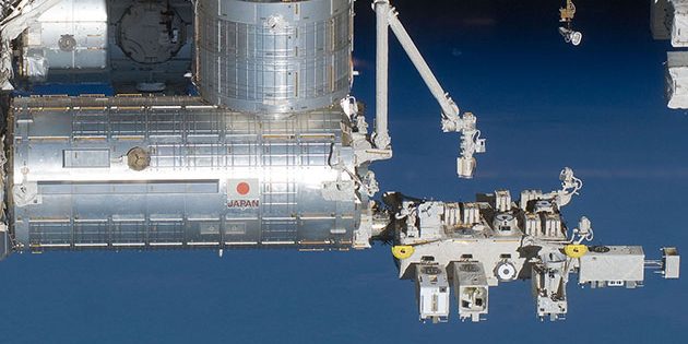 Das japanische Kibo-Modul der ISS mit seiner externen Experimental-Containern (r.). Copyright: Public Domain.