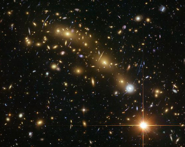 Hubble-Aufnahme des Galaxienhaufens „MACS J0416.1–2403“. Auch hier sind zahlreiche Gravitationslinseneffekte zu erkennen. Copyright: ESA/Hubble, NASA, HST Frontier Fields