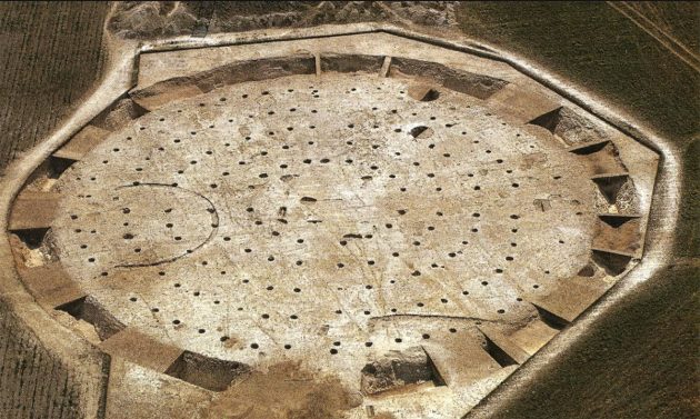 Luftbild der archäologisch freigelegten Reste der Mega-Henge-Anlage von Mount Pleasant im südenglischen Dorset. Copyright/Quelle: Cardiff University
