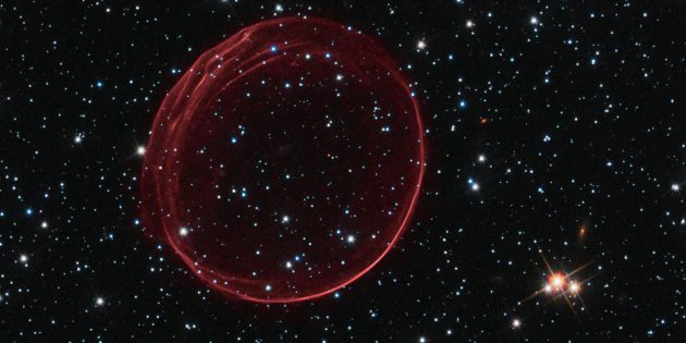 Angetrieben von der Schockwelle der Sternenexplosion, reist der Rest einer Supernova mit rund 11 Millionen Meilen pro Stunde durchs All. Copyright: NASA